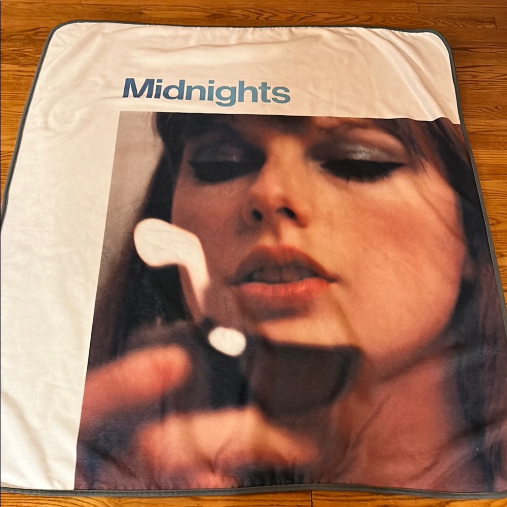 SOLD ELSEWHERE DONT buy Swift official Midnights Blanket Excellent condition - Picture 1 of 7